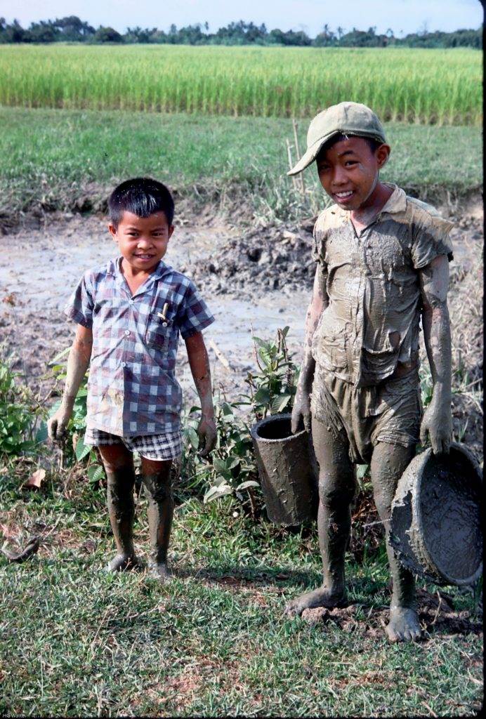Hình ảnh Đẹp Làng Quê Việt Nam 1967-1968 sẽ đưa bạn quay trở lại những ngày đầu tiên của đất nước Việt Nam độc lập và thời kỳ đó đầy hoài niệm. Những tấm ảnh hiếm về cuộc sống của con người Việt Nam tại những làng quê xa xôi sẽ khiến bạn cảm nhận được sự gian thơ và đẹp đẽ của văn hoá làng quê truyền thống.